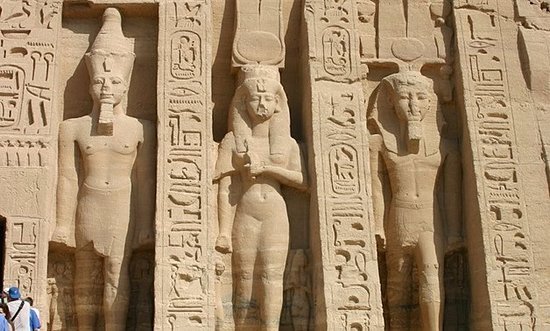 Hatşepsut ve Nefertiti kimdir? Antik Mısır'ın önemli kadın firavunları Hatşepsut ve Nefertiti’nin yaşamı, yönetimi ve mirası bu yazıda detaylıca inceleniyor.